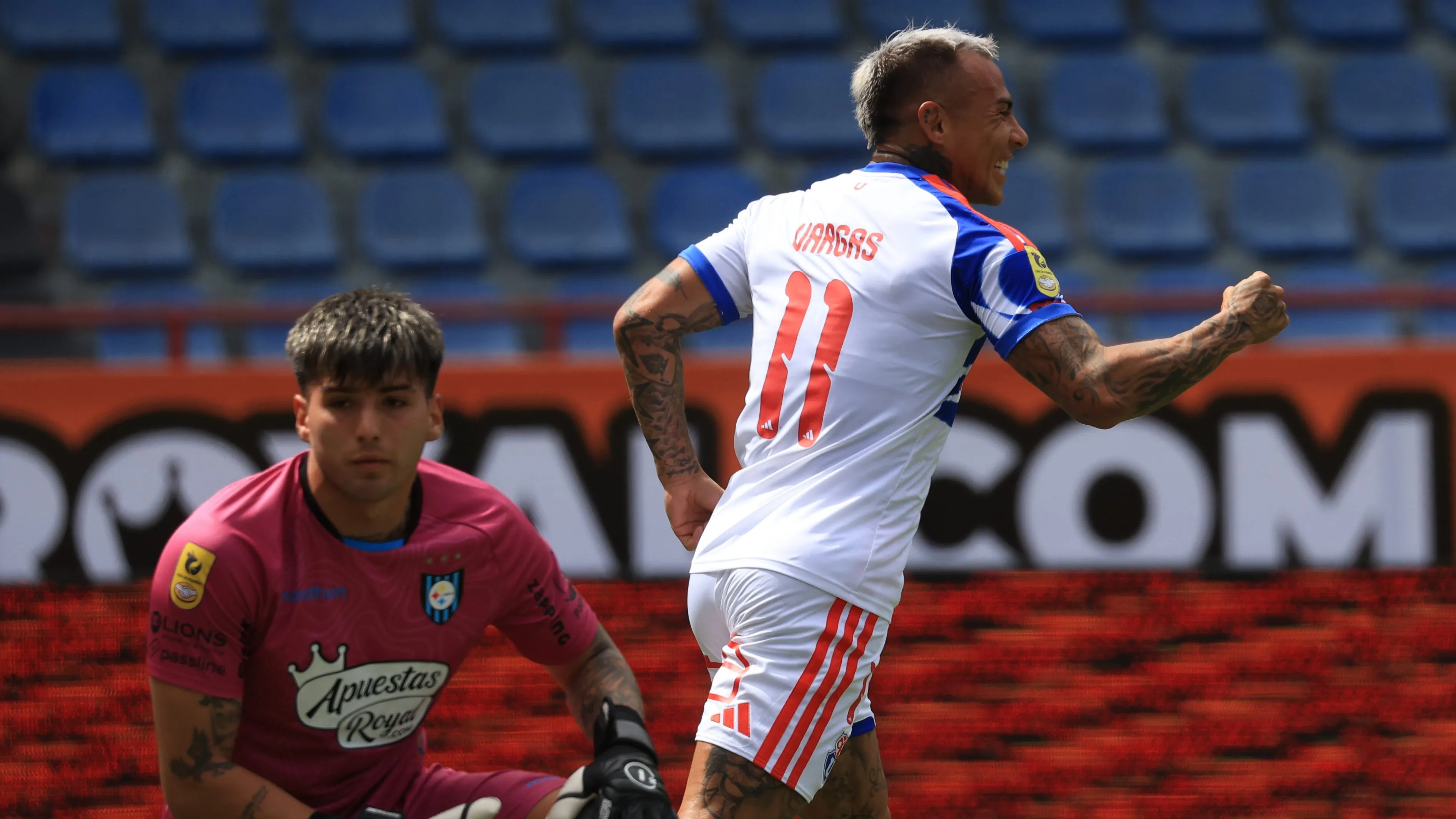 Eduardo Vargas anota en la visita de la U a Huachipato. (Foto: Eduardo Fortes/Photosport)