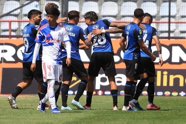Maximiliano Gutiérrez celebra su gol a la U con sus compañeros | FOTO: Eduardo Fortes/Photosport