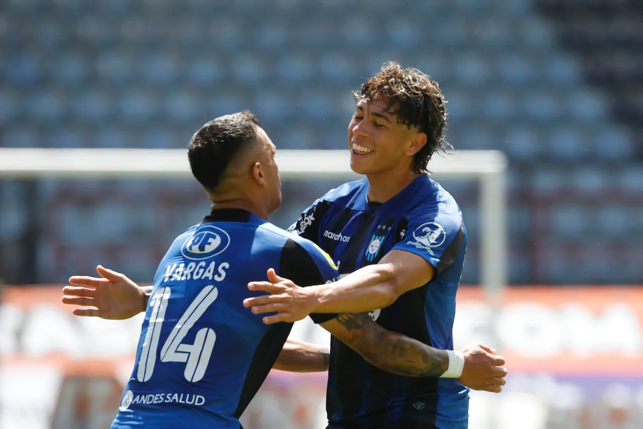 Maxi Gutiérrez anotó un golazo contra la U en el triunfo de Huachipato (Photosport).