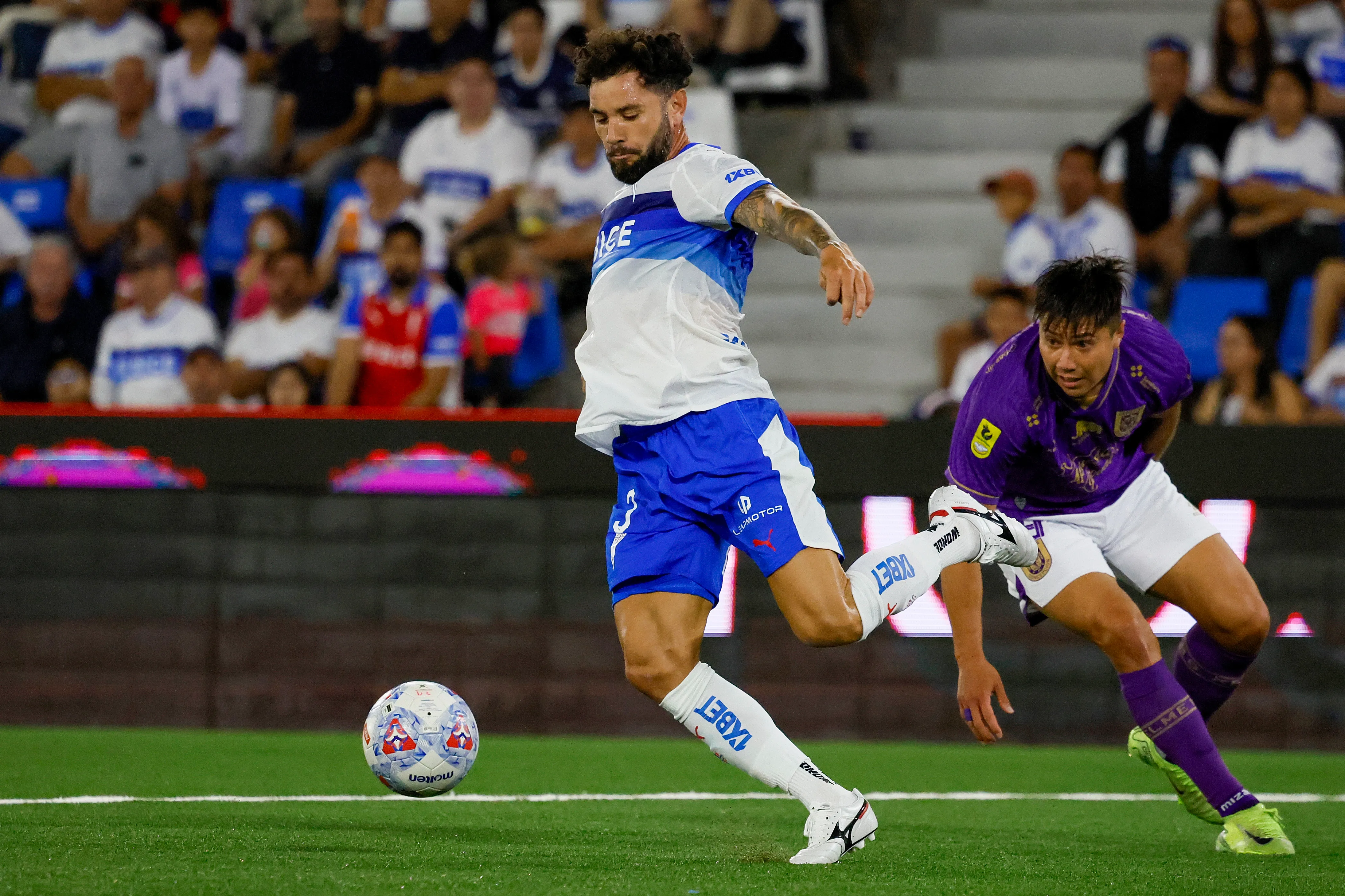 Eugenio Mena es muy criticado en el duelo de la UC