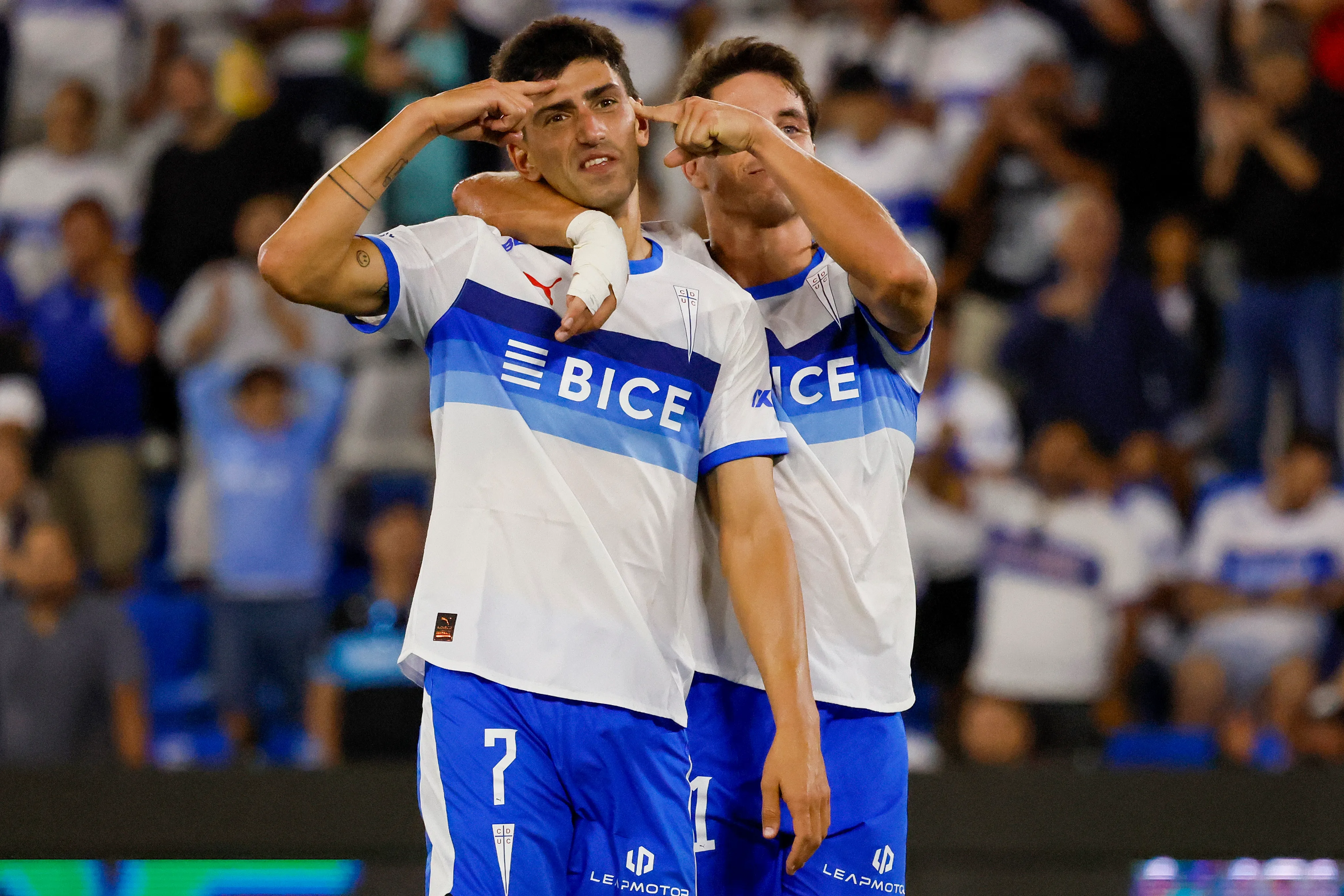 Futbol, Universidad Catolica vs Deportes Concepcion.
Fecha 2, Liga de Primera 2026.
El jugador de Universidad Catolica Justo Giani, izquierda, celebra con sus companeros tras marcar un gol contra Deportes Concepcion durante el partido de primera division disputado en el estadio Claro Arena de Santiago, Chile.
08/02/2026
Andres Pina/Photosport
Football, Universidad Catolica vs Deportes Concepcion.
2nd turn, 2026 First Division League.
Universidad Catolica’s player Justo Giani, left, celebrates with teammates after scoring against Deportes Concepcion during a first division match at the Claro Arena in Santiago, Chile.
08/02/2026
Andres Pina/Photosport