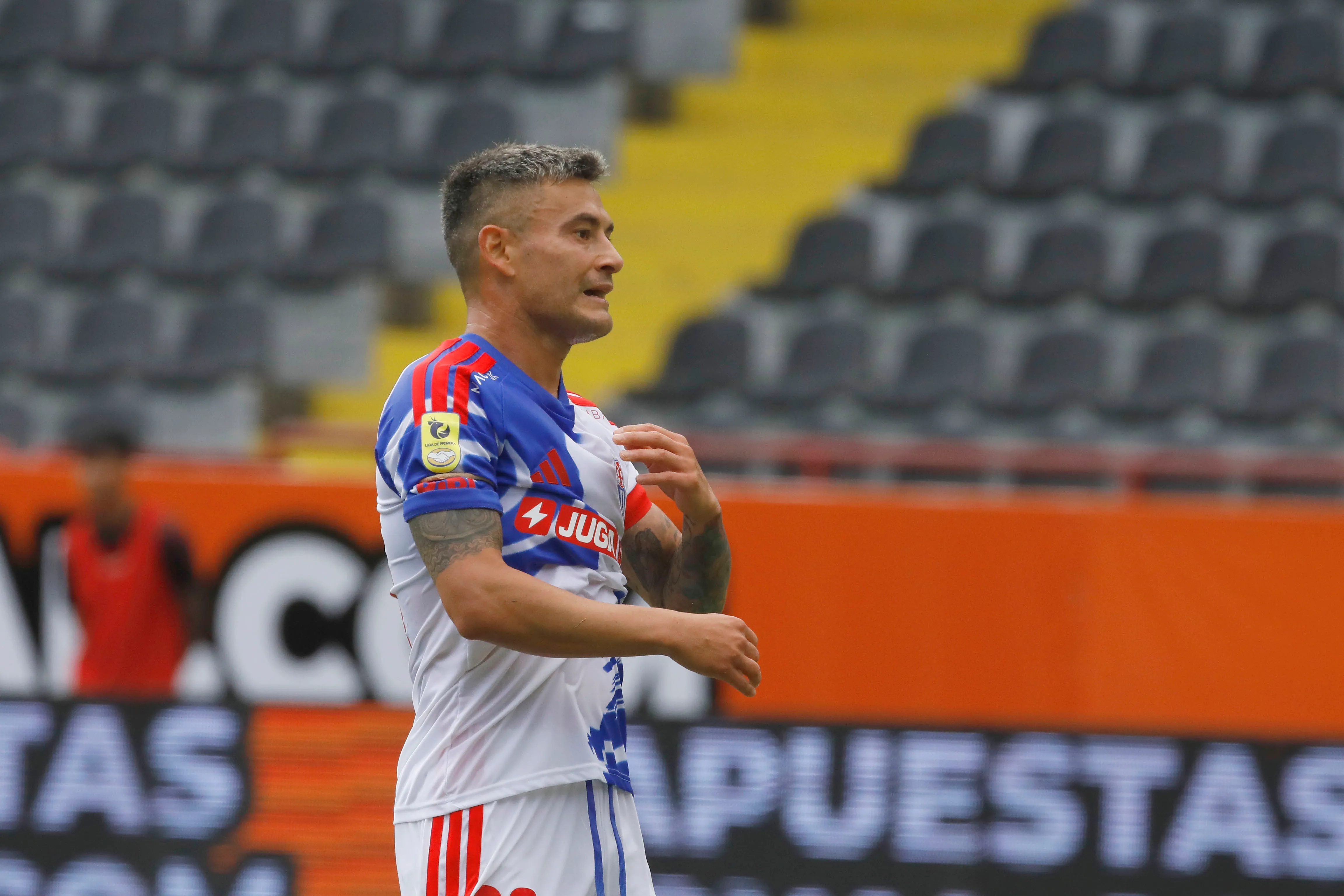 Charles Aránguiz no exhibió un buen nivel en Universidad de Chile. (Imagen: Photosport)