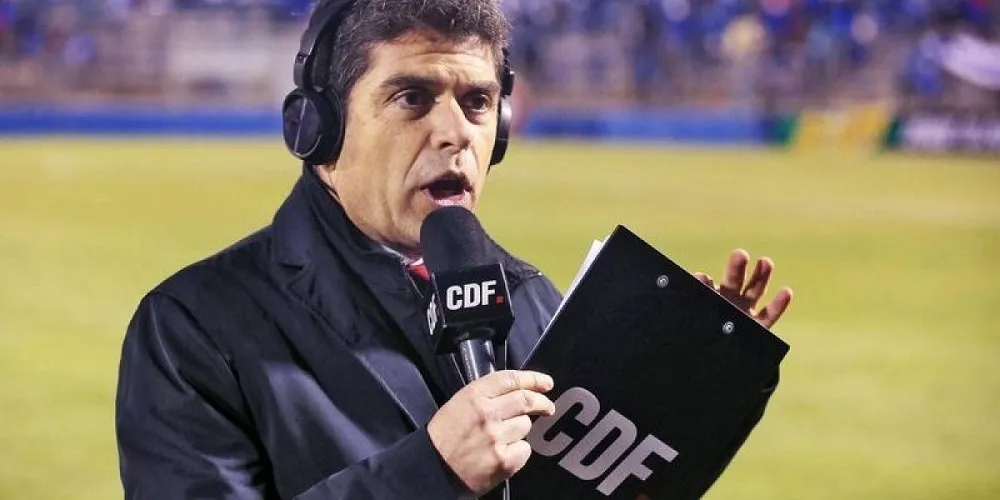 Romai Ugarte le hace la cruz a Fernando Gago.