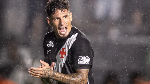 El ex central de Colo Colo es aplaudido por su técnico en Brasil.
