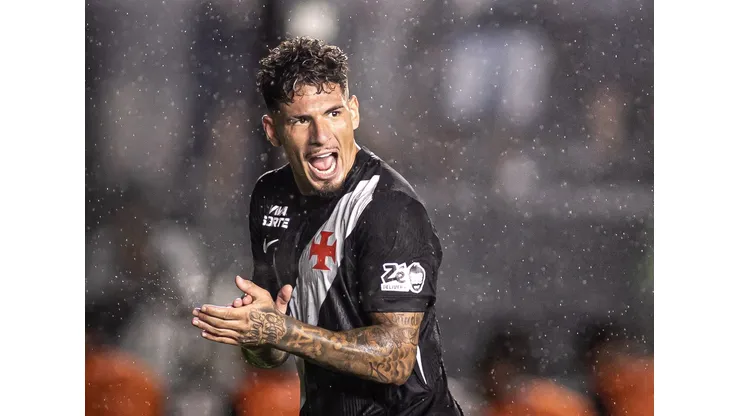 El ex central de Colo Colo es aplaudido por su técnico en Brasil.