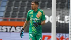 Eduardo Furniel sale a defender a Gabriel Castellón.