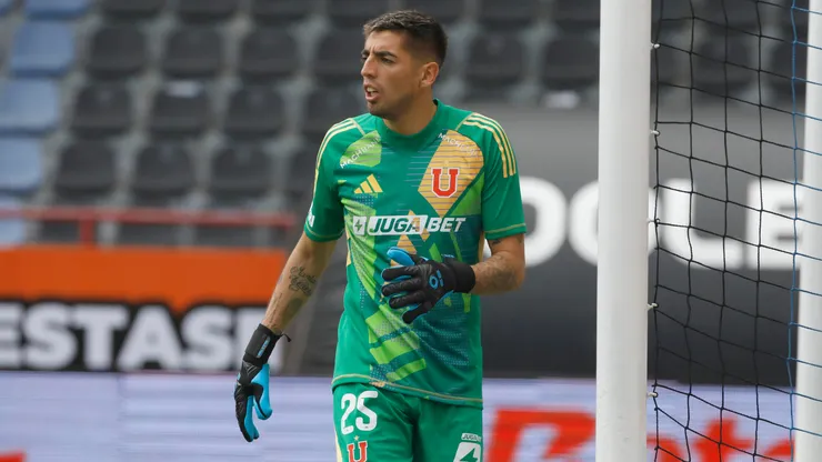 Eduardo Furniel sale a defender a Gabriel Castellón.