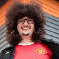 El hincha viral del Manchester United seguirá sin cortarse el pelo