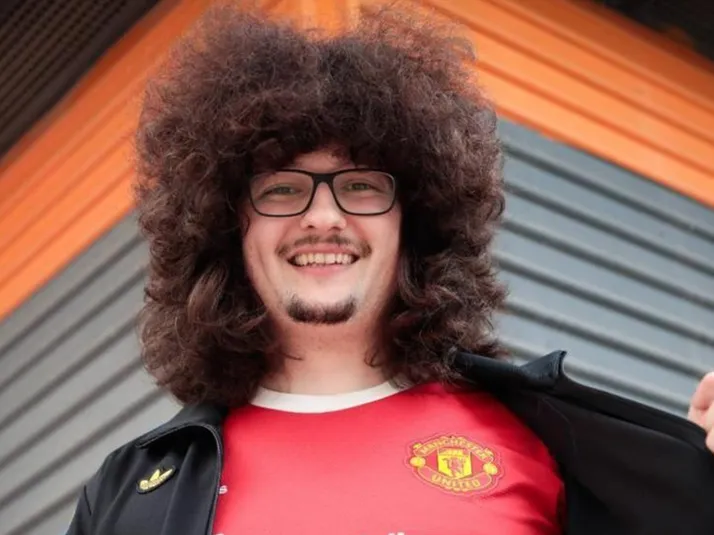 El hincha viral del Manchester United seguirá sin cortarse el pelo