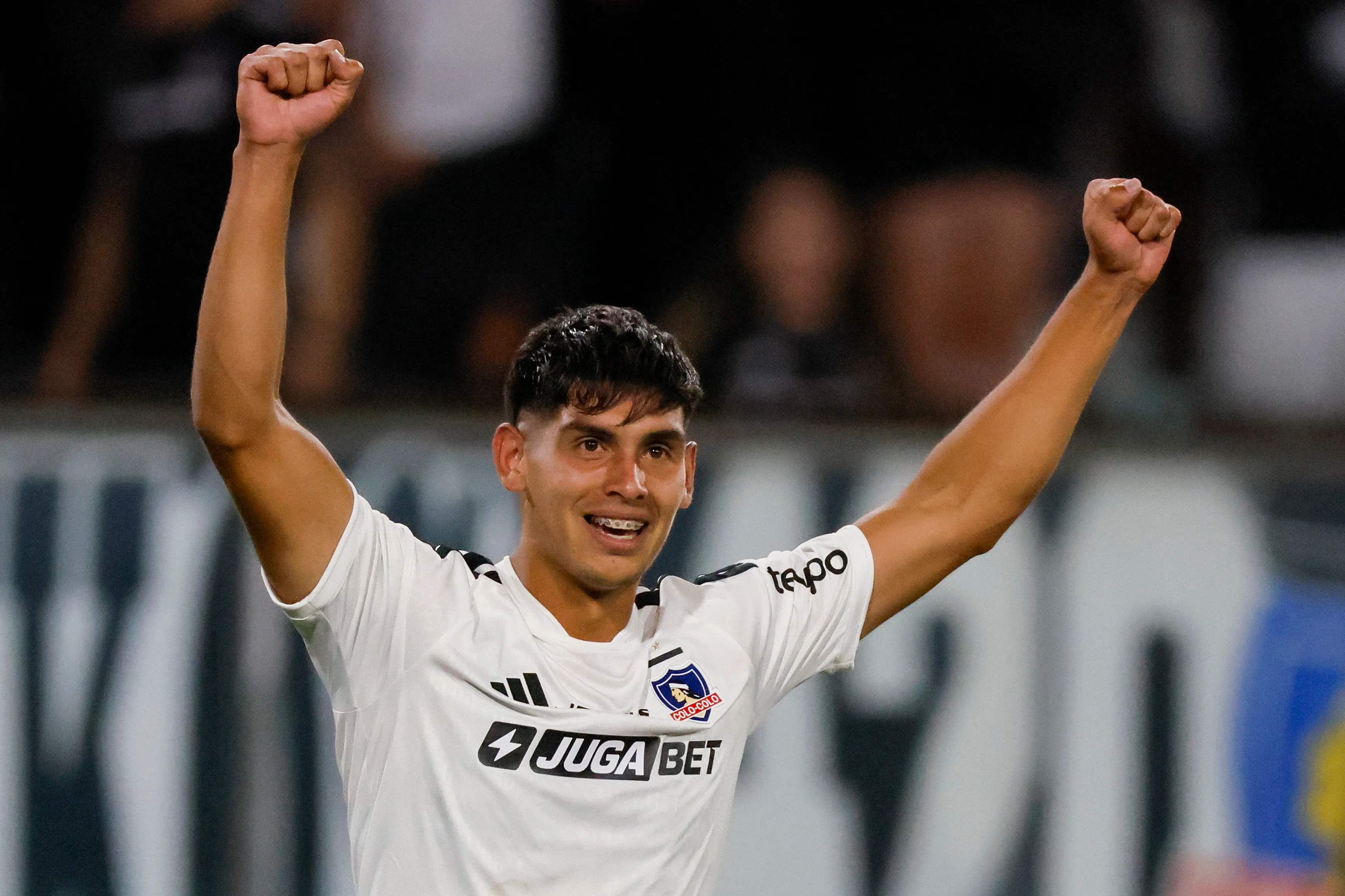 Yastin Cuevas convirtió su primer gol en Colo Colo. Fue advertido por Javier Correa. (Imagen: Photosport)