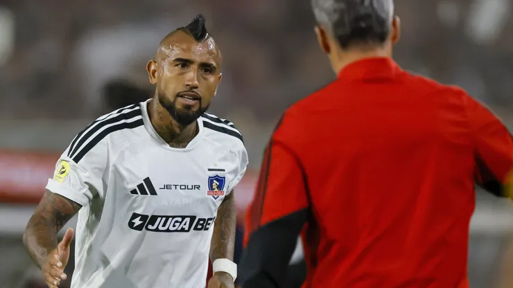 En Colo Colo hay prepcupación por la relación entre Arturo Vidal y Fernando Ortiz. (Foto: Andrés Piña/Photosport)