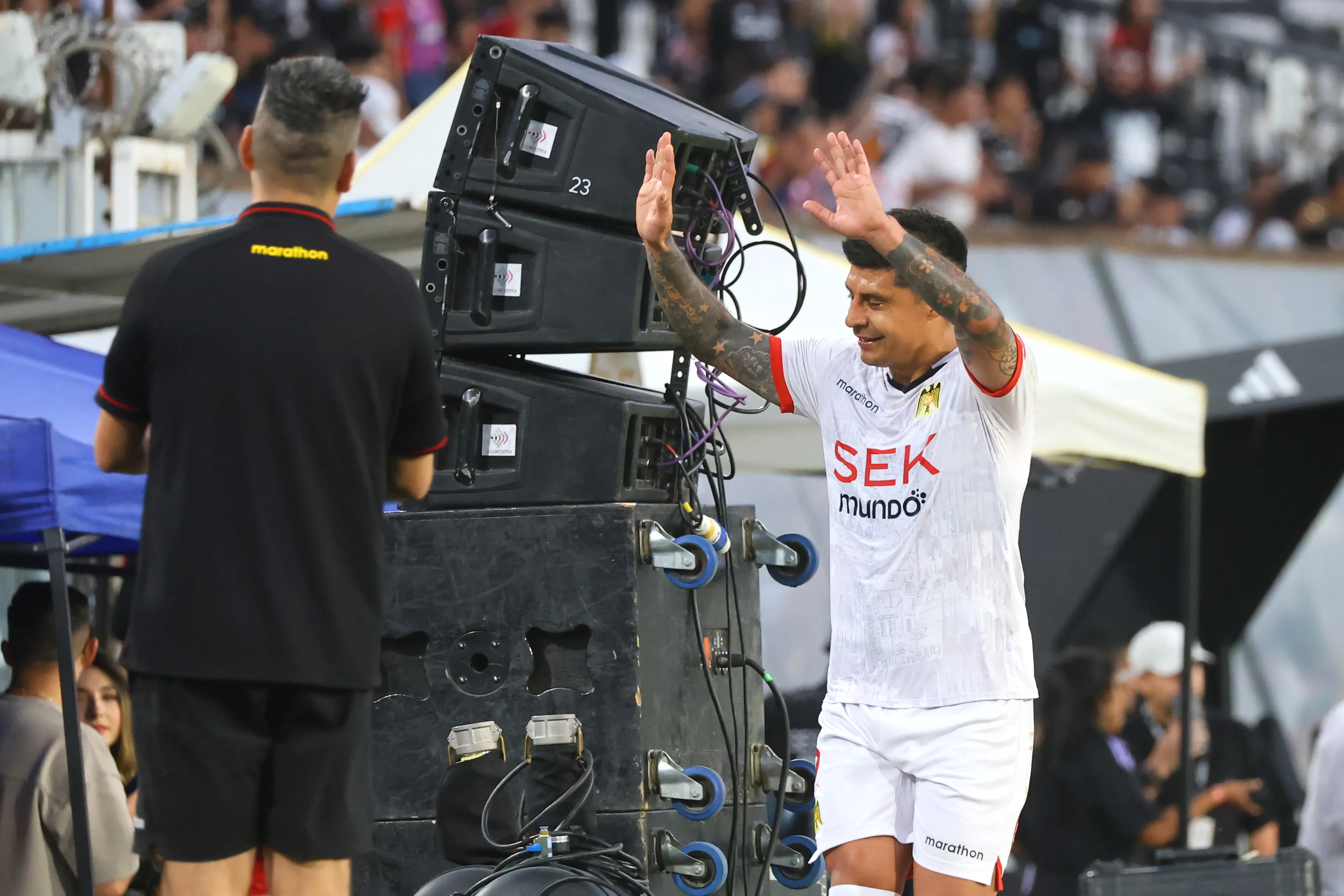 Patricio Rubio saludando al público albo que lo aplaudió en el Monumental | FOTO: Jonnathan Oyarzun/Photosport
