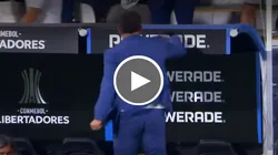 El técnico del conjunto peruano perdió el control tras quedar eliminado de Copa Libertadores.