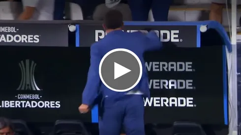 El técnico del conjunto peruano perdió el control tras quedar eliminado de Copa Libertadores.
