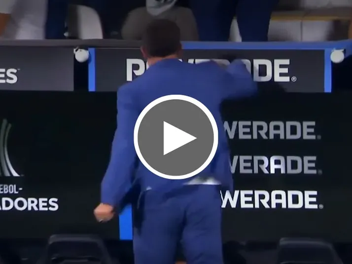 VIDEO: Pablo Guede pierde el control y manda puñetazo en la eliminación de Alianza Lima