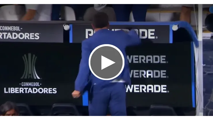El técnico del conjunto peruano perdió el control tras quedar eliminado de Copa Libertadores.