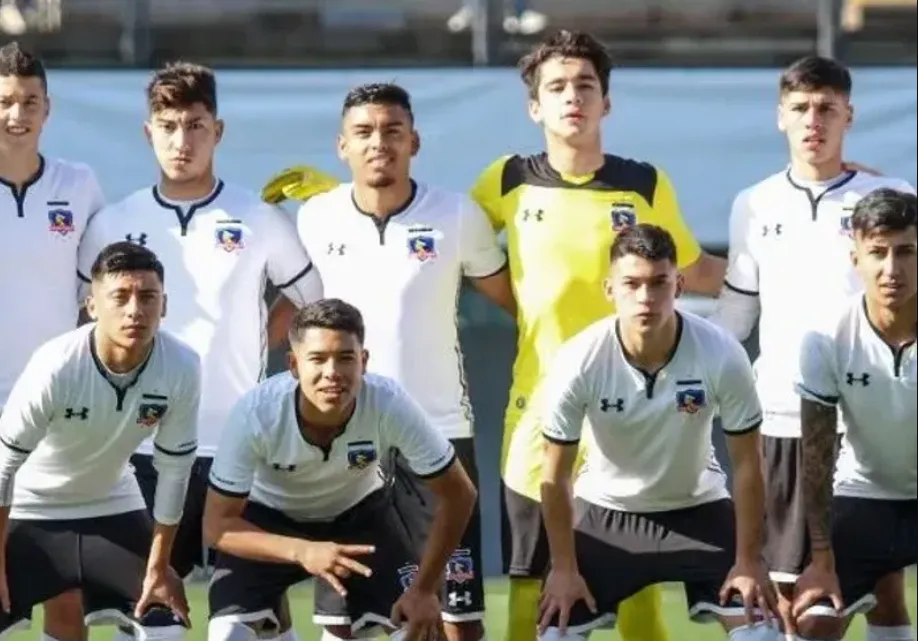 Josué Ovalle abajo a la izquierda en su paso por la Proyección de Colo Colo | FOTO: Archivo