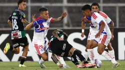 Los hinchas de la U reprueban a uno de sus jugadores. (Foto: Felipe Zanca/Photosport)