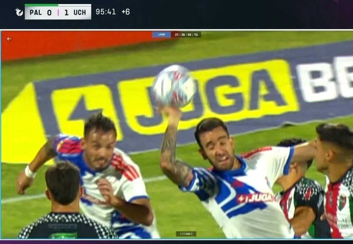 La U no pudieron celebrar al final del partido por esta mano previa de Zaldivia | FOTO: Captura