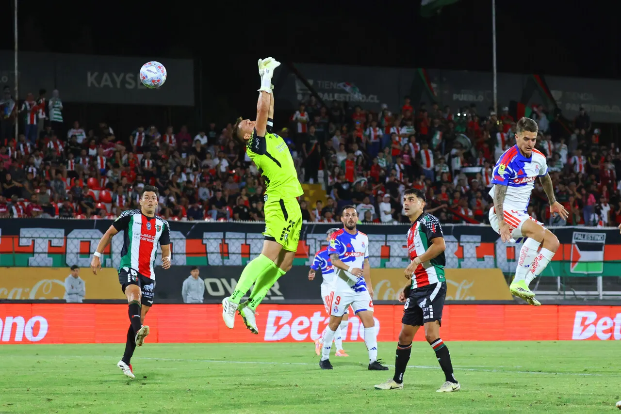 Díaz no quedó conforme con la decisión del VAR | Foto: Photosport