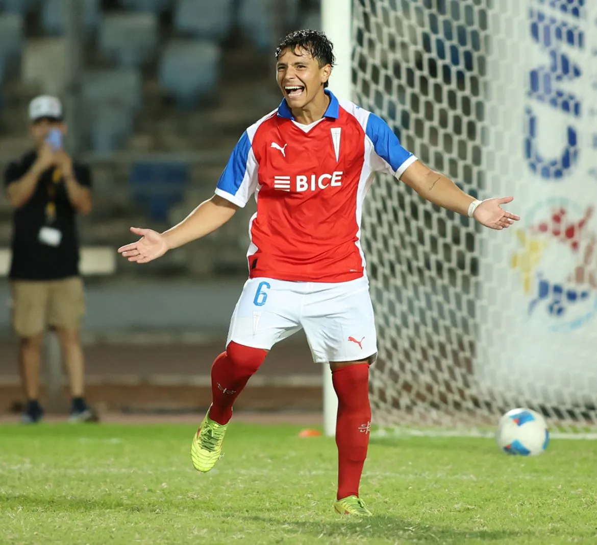 La UC estrenará su segunda equipación en esta jornada | Foto: Cruzados