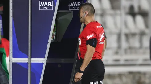 El reconocido periodista no tuvo piedad con los árbitros encargados del VAR tras la igualdad azul.
