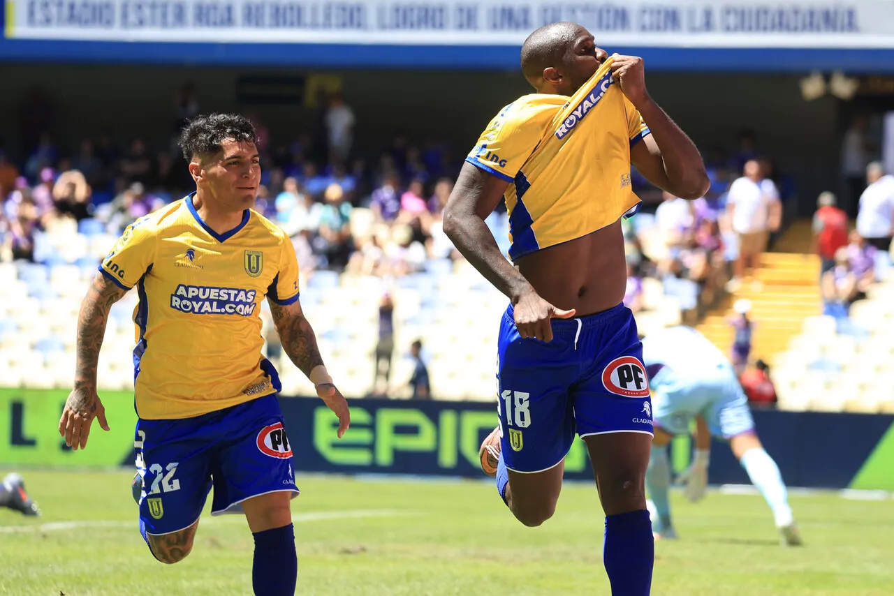 Cecilio Waterman fue figura en el 2-1 del Campanil ante el Conce (Photosport).