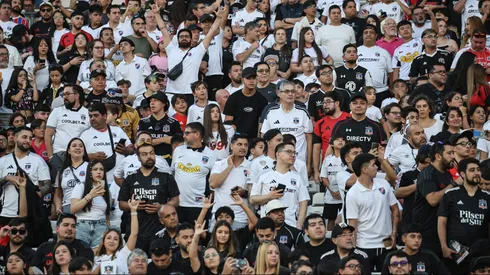 Los hinchas de Colo Colo se expresan en el partido ante Unión La Calera. (Foto: Diego Martin/Photosport)
