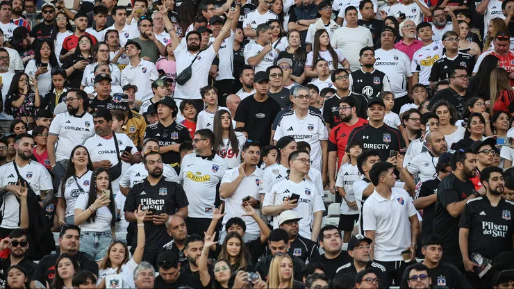 Los hinchas de Colo Colo se expresan en el partido ante Unión La Calera. (Foto: Diego Martin/Photosport)