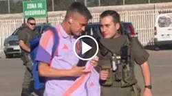 Charles Aránguiz recibió el agradecimiento de un carabinero.