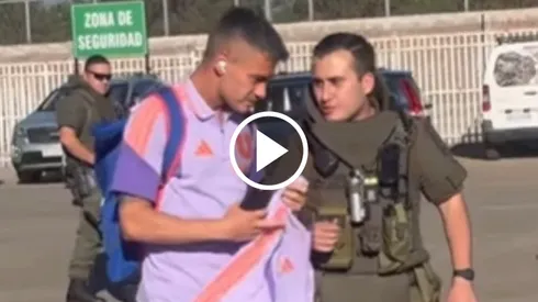 Charles Aránguiz recibió el agradecimiento de un carabinero.
