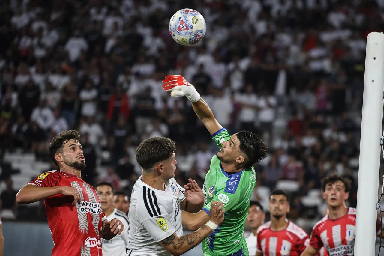 Colo Colo salvó el desastre con un agónico triunfo en Macul (Photosport).