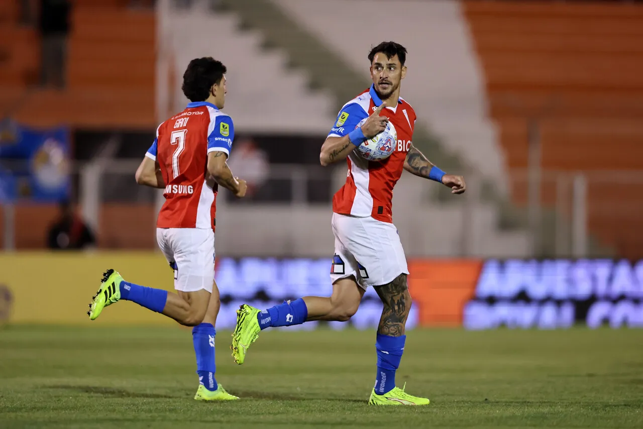 Fernando Zampedri marcó un doblete en El Salvador, pero no alcanzó para la UC (Photosport).