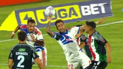 Matías Zaldivia tocó "deliberadamente" el balón con la mano, según el VAR.