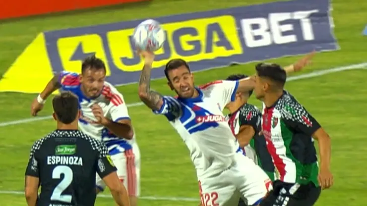 Matías Zaldivia tocó "deliberadamente" el balón con la mano, según el VAR.