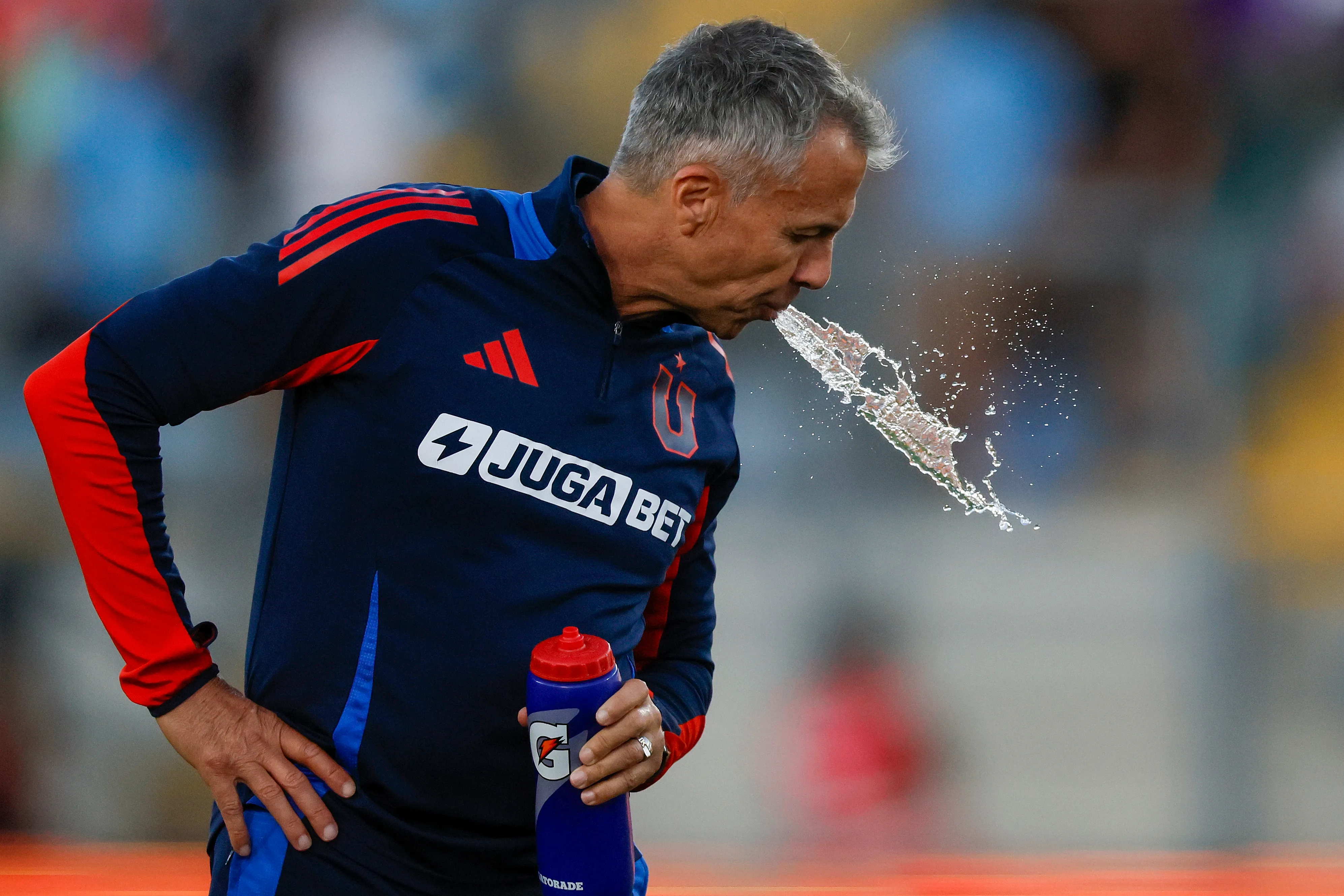 Gustavo Álvarez salió por la puerta chica de la U