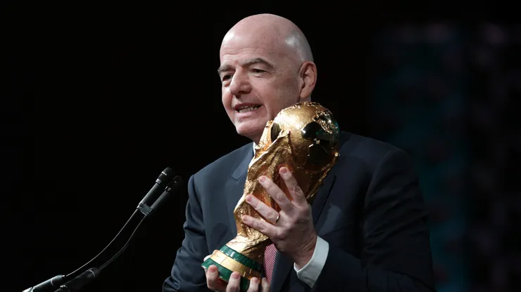Gianni Infantino, presidente de FIFA con la Copa del Mundo.