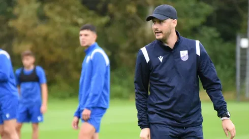 No llega Nikolaos Issaris.
