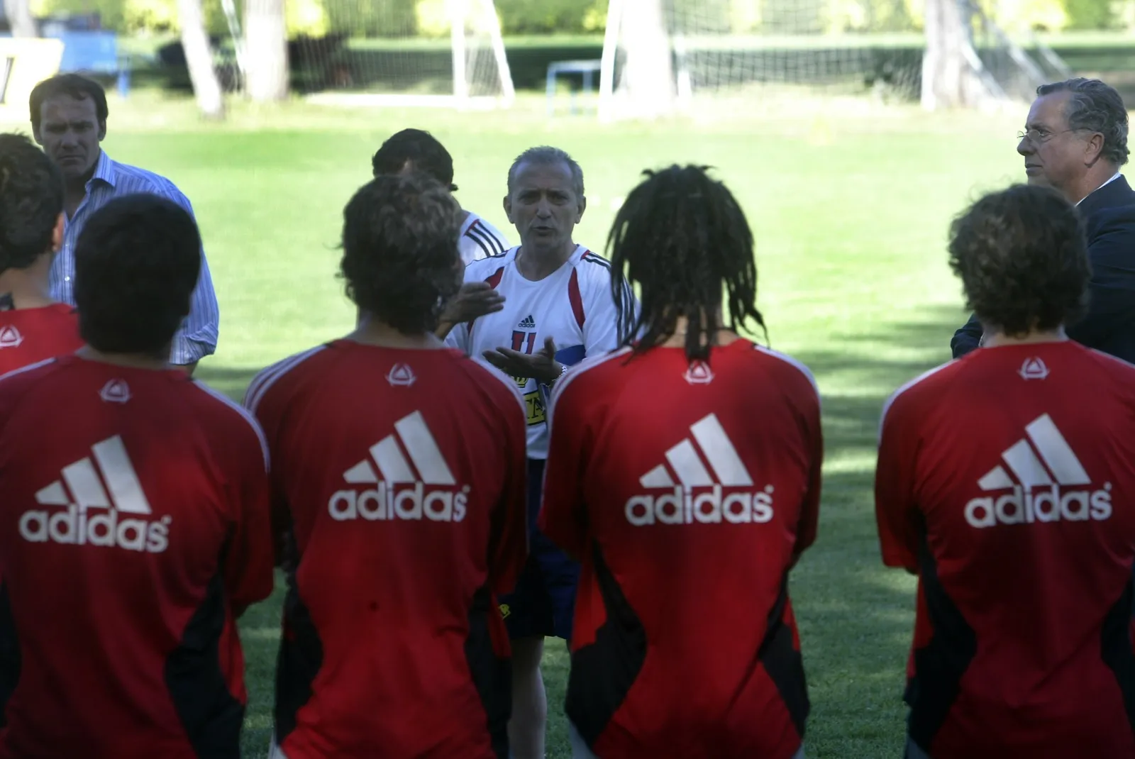 Salvador Capitano junto al plantel de la U 2007, a su lado Sergio Vargas y el Síndico de Quiebra José Manuel Edwards