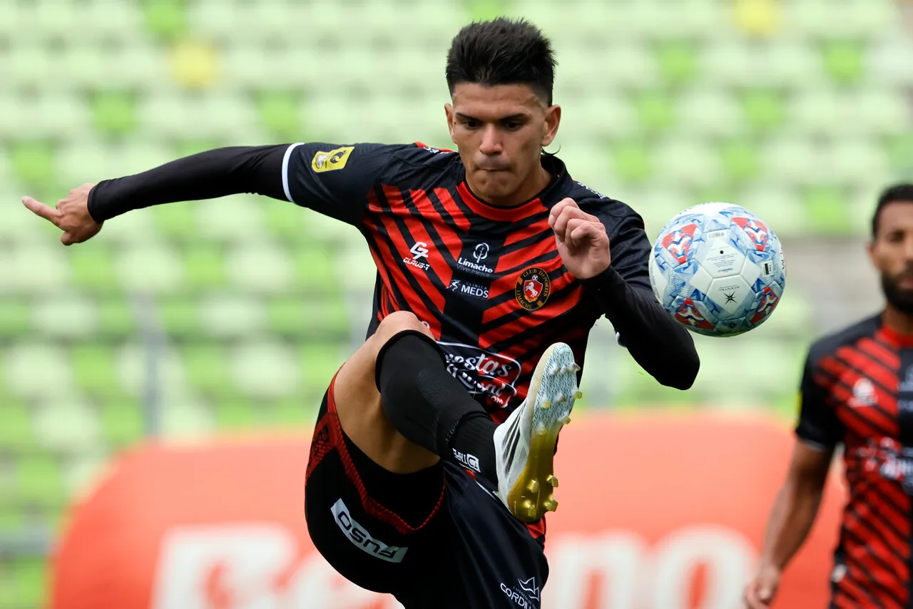 Limache quiere sepultar a la U. | Foto: Photosport