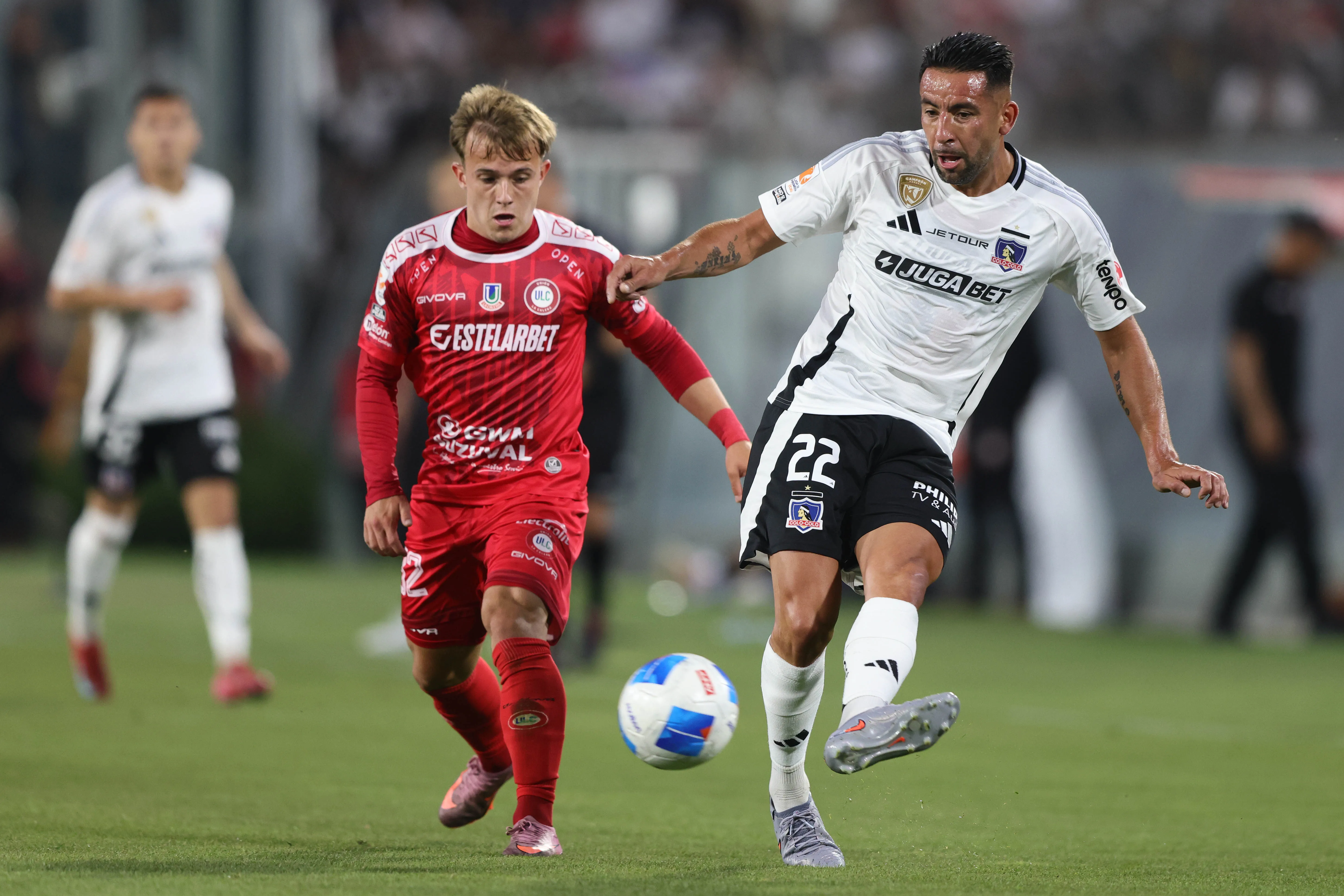 Mauricio Isla fue vinculado a Everton, pero finalmente los Ruleteros se decantaron por Óscar Opazo | FOTO: Felipe Zanca/Photosport