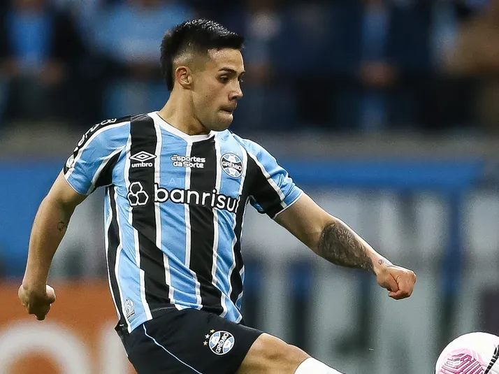 Alexander Aravena deja Gremio y fue oficializado en su nuevo club