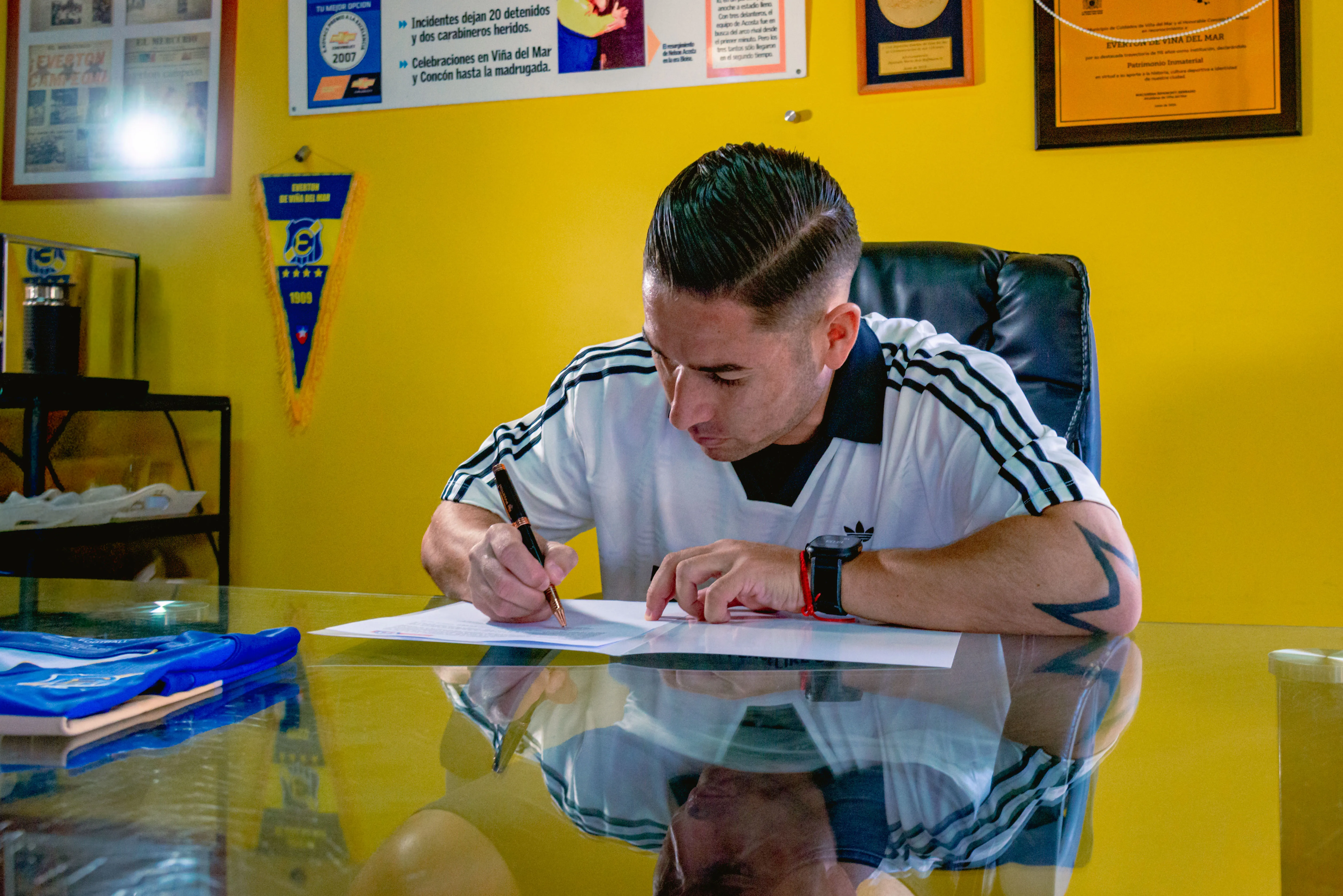 Óscar Opazo firmó su contrato con Everton