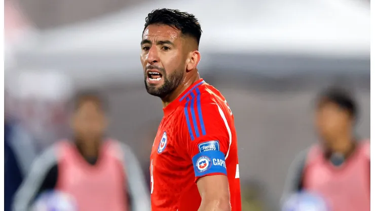El lateral chileno vive horas claves.