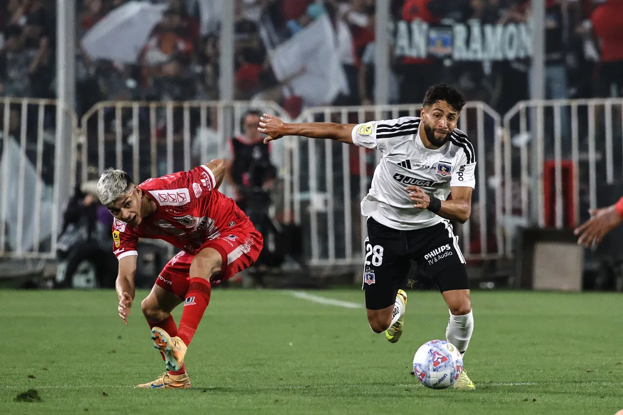 Beausejour sale en defensa de Rojas | Foto: Photosport