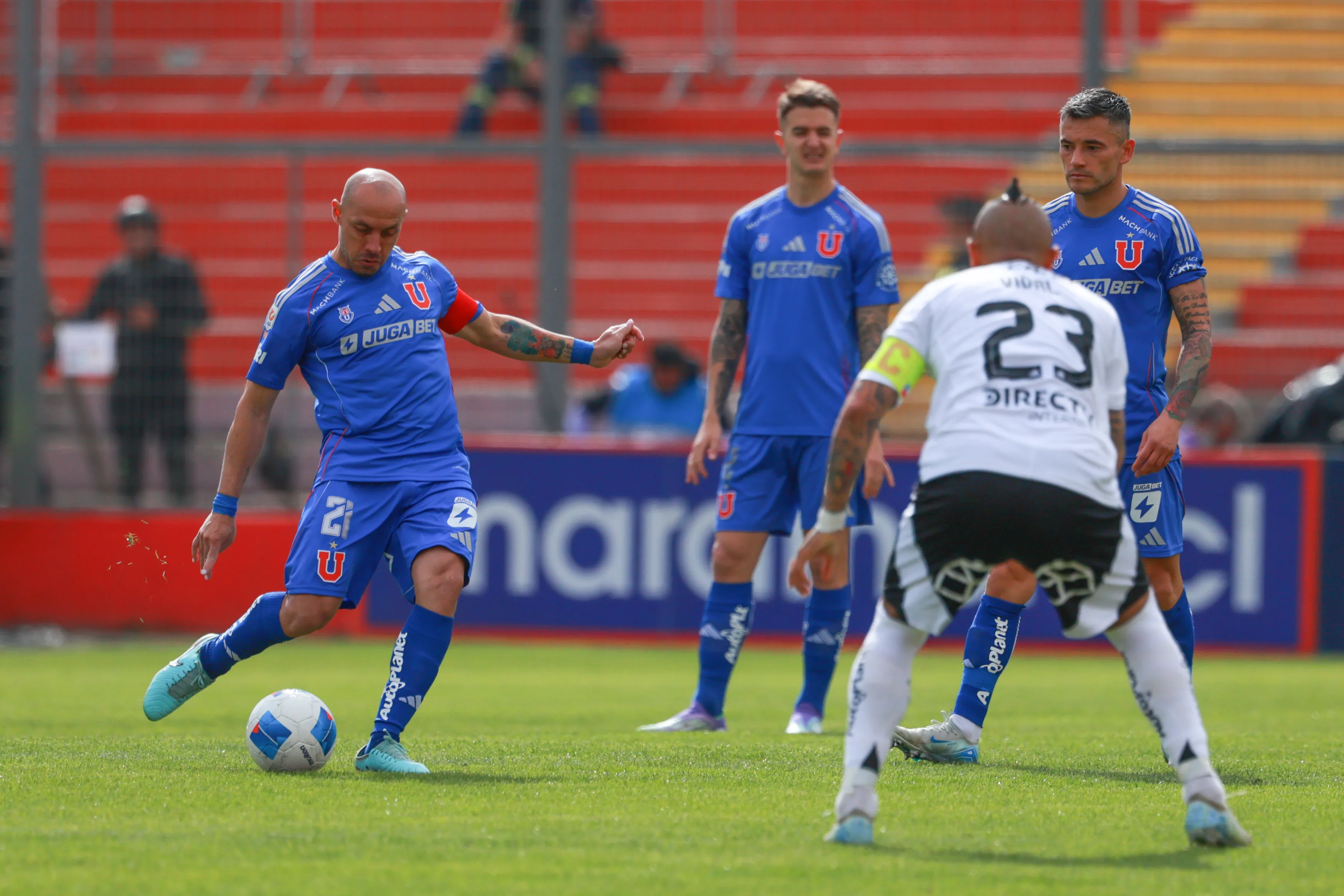 Cada vez falta menos para que Colo Colo y la U se vean las caras por la Liga de Primera |  FOTO: Javier Vergara/Photosport