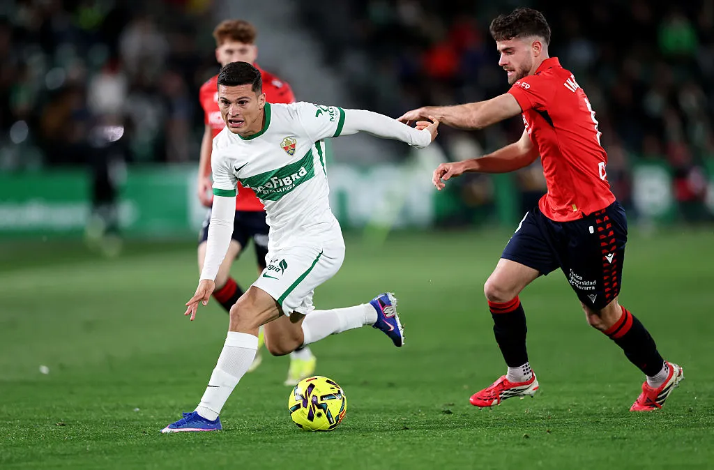 ELCHE, SPAIN – FEBRUARY 13: Lucas Cepeda of Elche CF moves forward during the LaLiga EA Sports match between Elche CF and CA Osasuna at Estadio Manuel Martinez Valero on February 13, 2026 in Elche, Spain. (Photo by Clive Brunskill/Getty Images)
