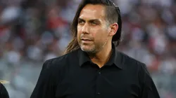 Volante de Deportes Temuco le carga la bip a Arturo Sanhueza.