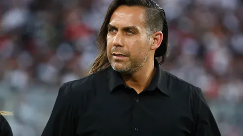 Volante de Deportes Temuco le carga la bip a Arturo Sanhueza.
