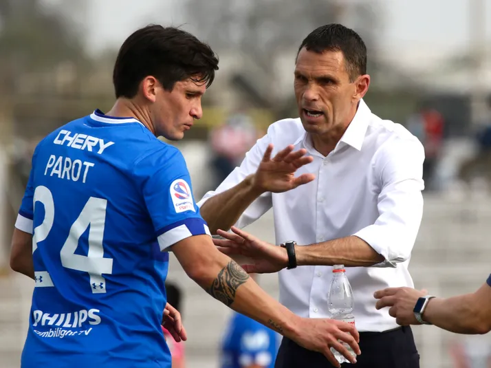 Gustavo Poyet: "O echamos a tres o me voy de la UC"